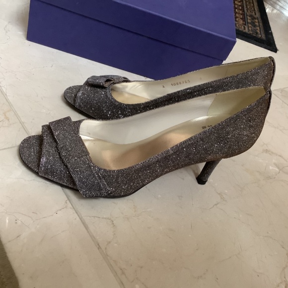 Stuart Weitzman Glitter Pumps Silver & Gold Shimmer Peep Toe Heels Size 8 - Picture 9 of 9